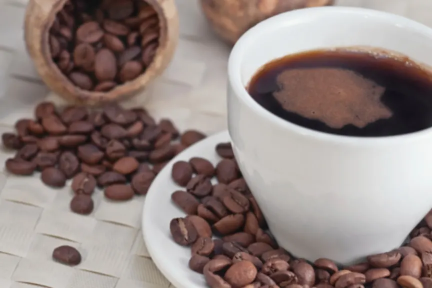 一杯咖啡和咖啡豆的形象