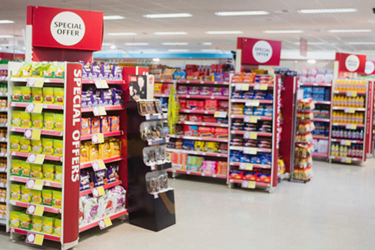 杂货店货架上的加工食品。