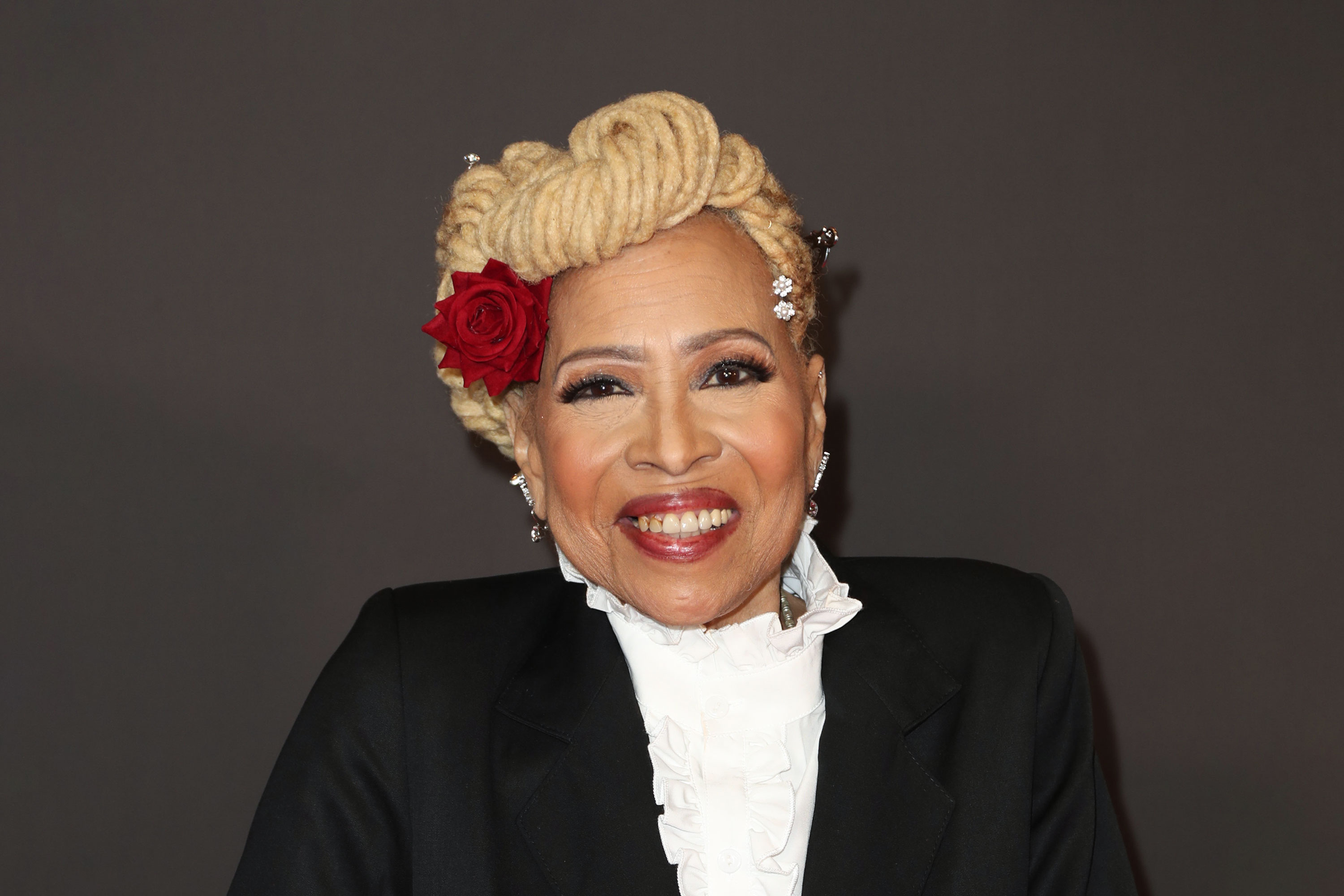 丹尼斯·道斯微笑的景象