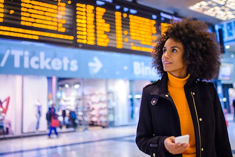 女人在火车或机场终端