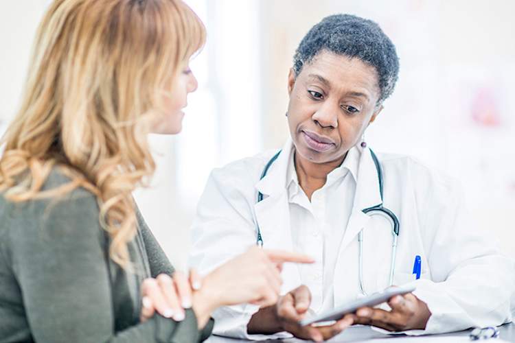 妇女与医生讨论子宫癌的治疗方案。