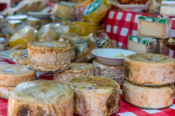 在农贸市场陈年奶酪。