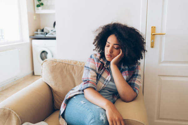 疲劳的女人坠入椅子上睡着了。