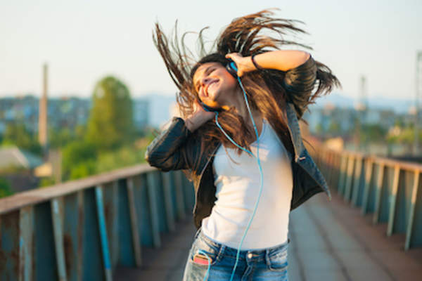 狂躁幸福的女人跳舞。