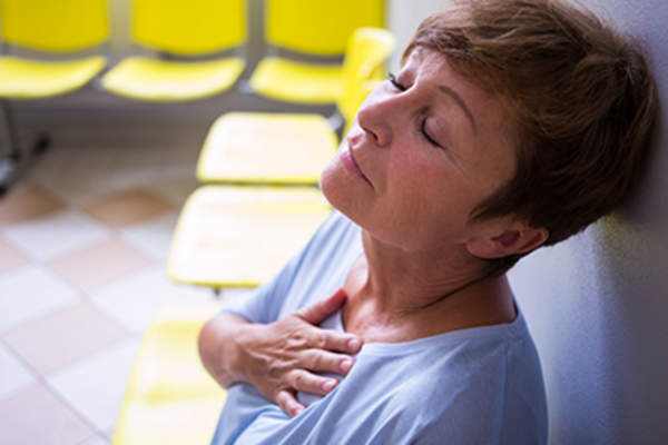 胸部疼痛的女人。