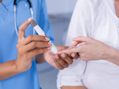 医生检查孕妇的血糖。