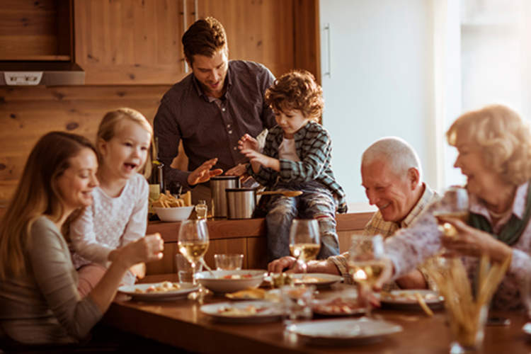 家庭节日晚餐。