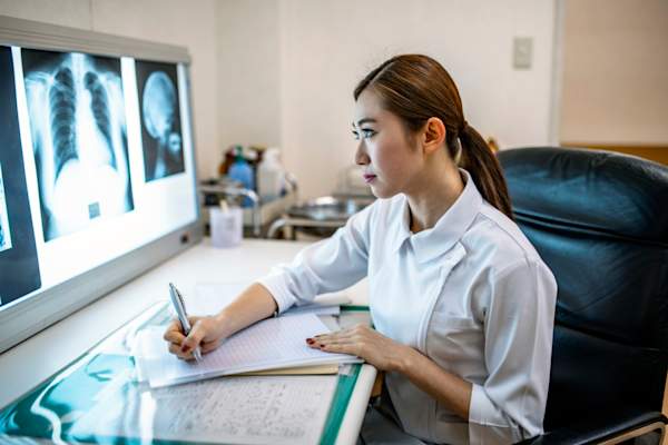 放射科医生看X光胸透