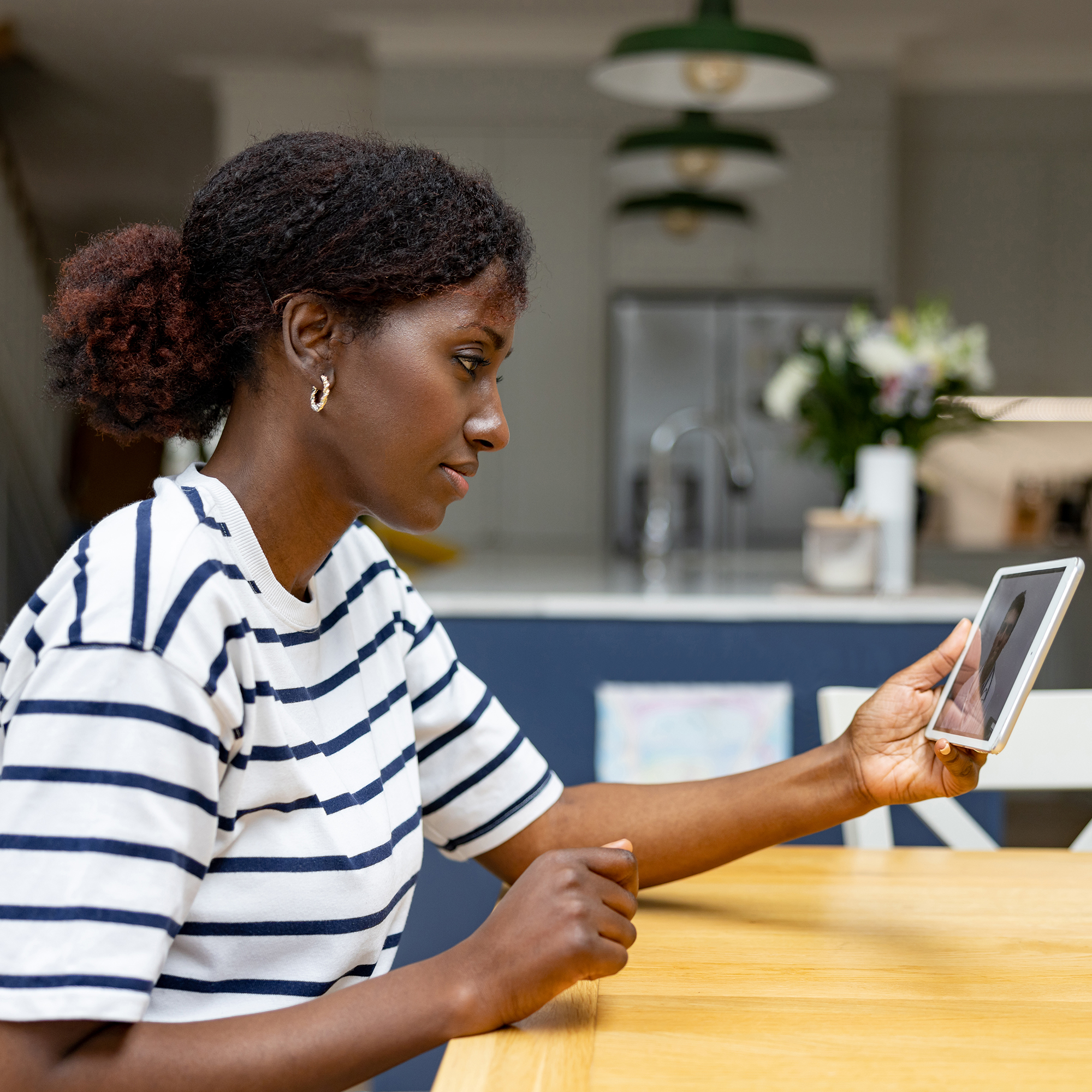一个女人在家和她的医生视频通话