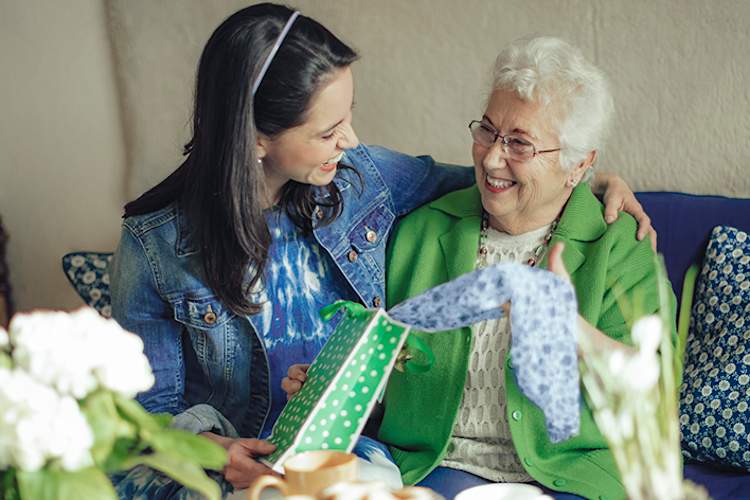 老年妇女给看护者送礼物。