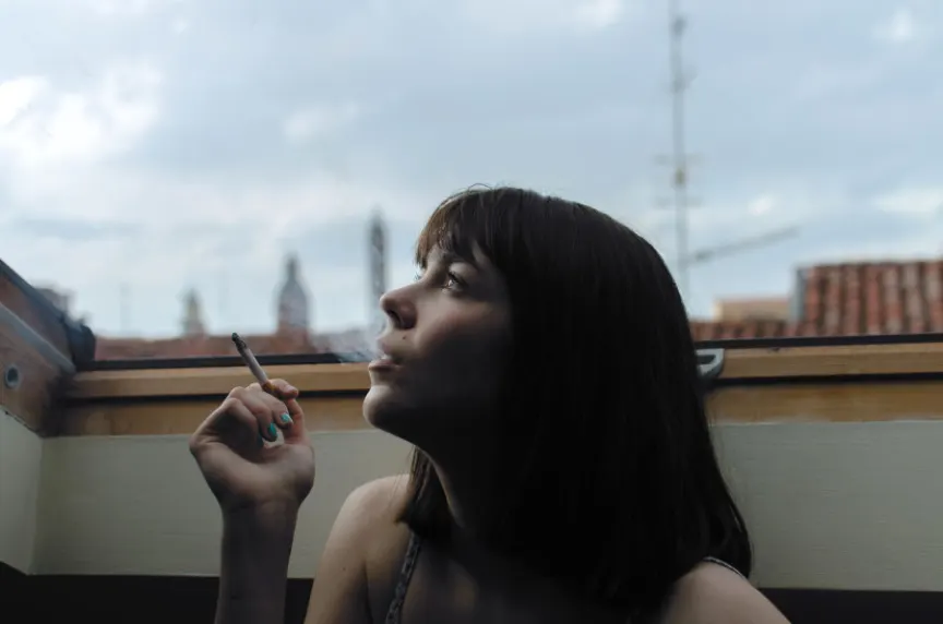 妇女抽烟的香烟