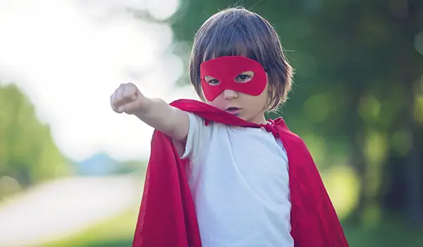 超级英雄服装，战斗或飞行概念的孩子。