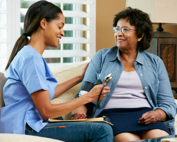 女人越来越采取护士血压
