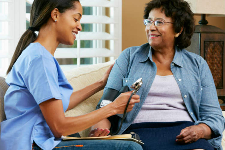 女人越来越采取护士血压