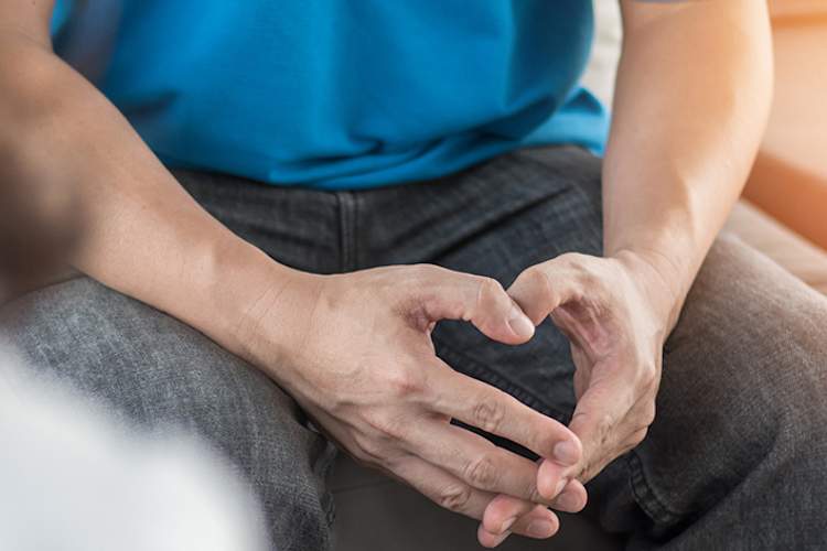 男子在医生的办公室。