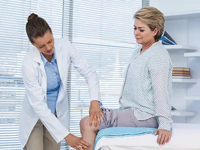医生检查一个女人的膝盖。