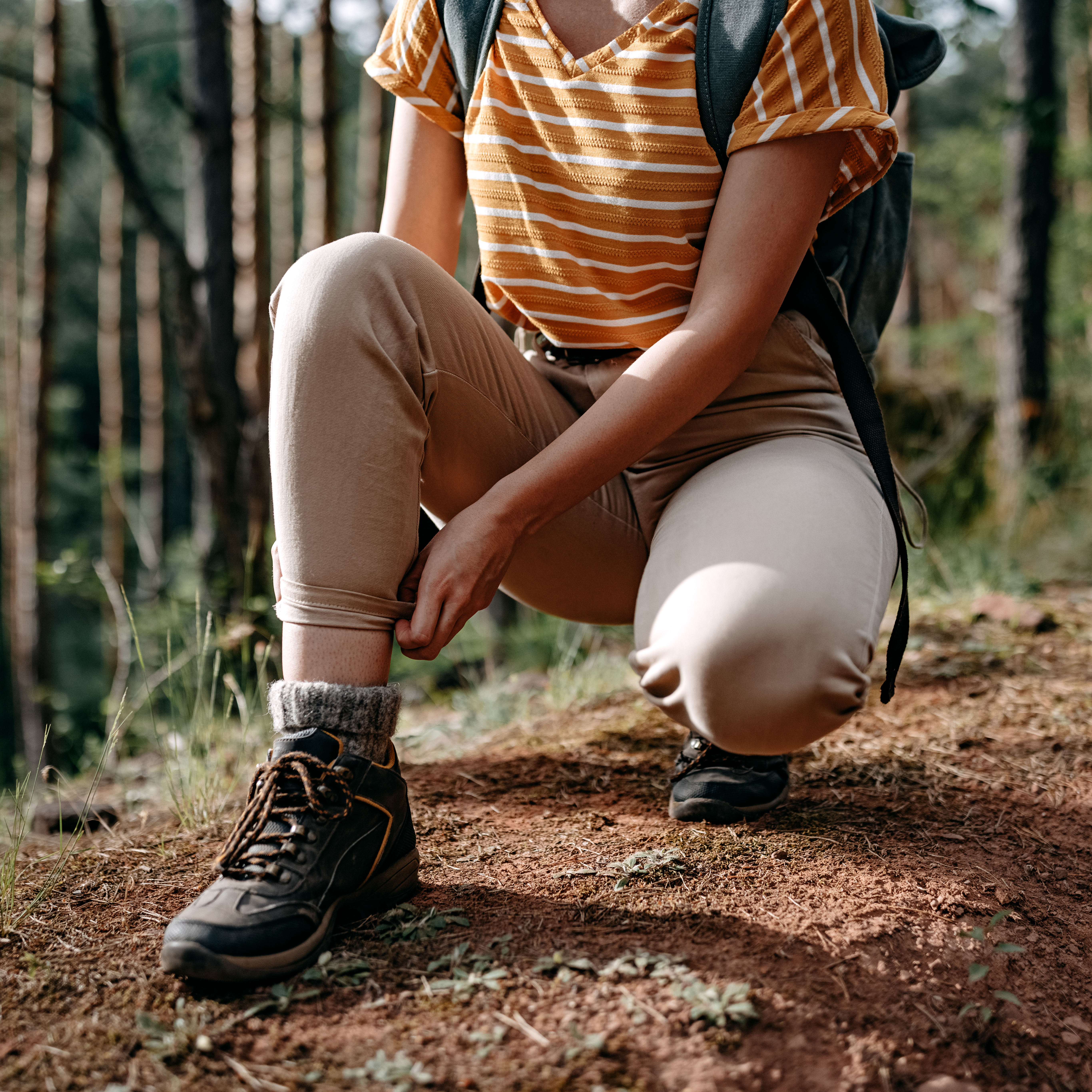女徒步旅行者在系鞋带。