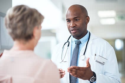 医生向病人解释转移性黑色素瘤的信息。