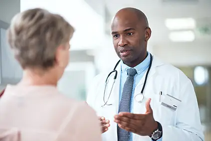 医生向病人解释关于转移性黑色素瘤的信息。