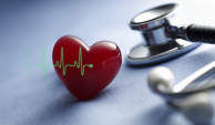 听诊器和心脏与EKG。