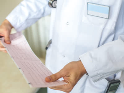 医生读取来自可植入装置印刷ECG的版本。