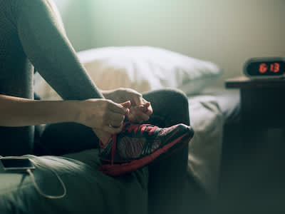 绑在清晨跑步鞋。