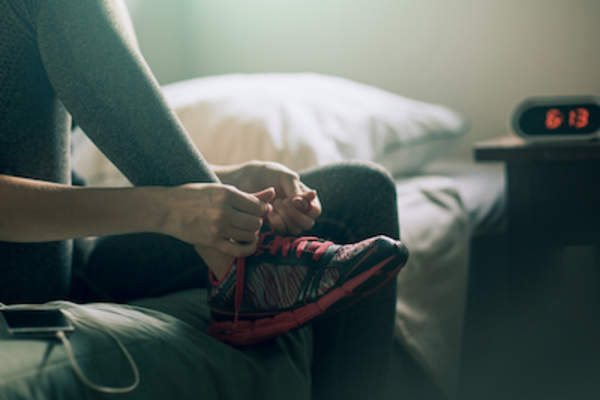 绑在清晨跑步鞋。