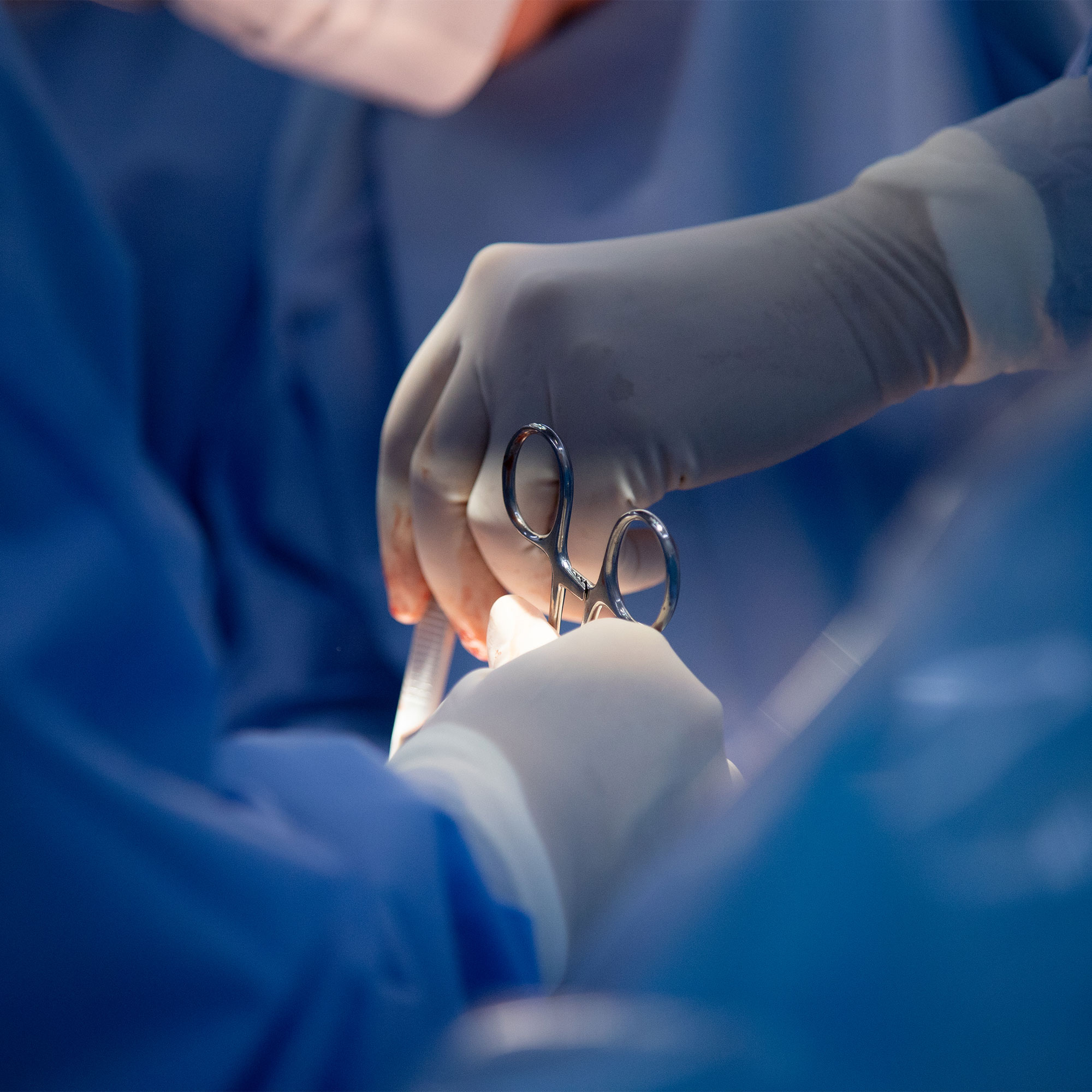 手术进行的特写镜头