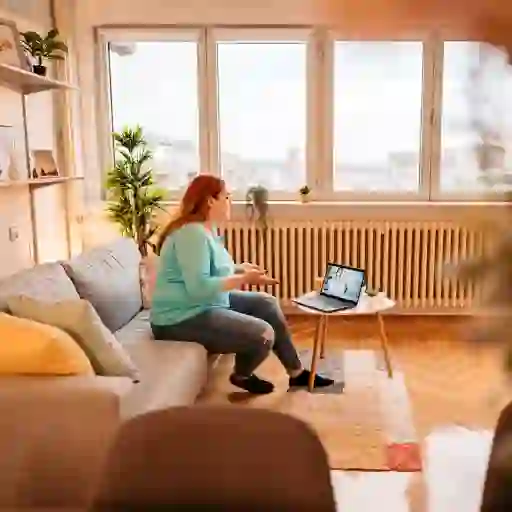 一个女人在客厅和她的医生视频通话