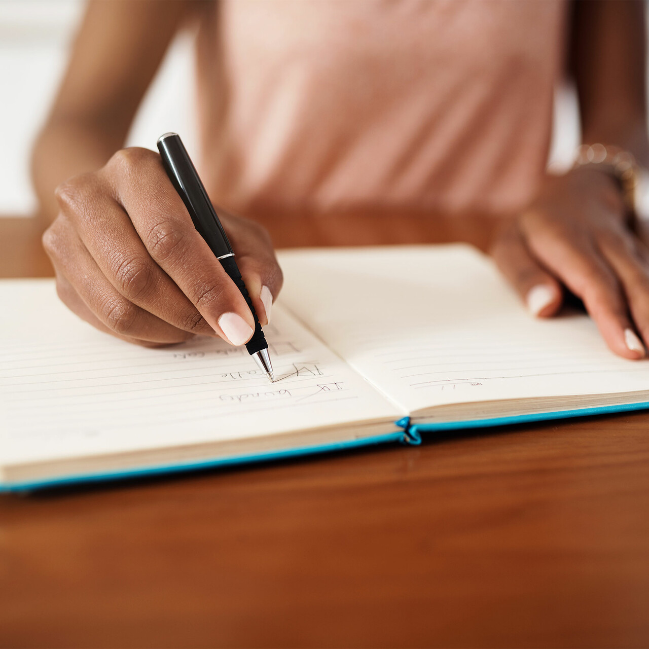 一个女人写待办事项列表的特写镜头