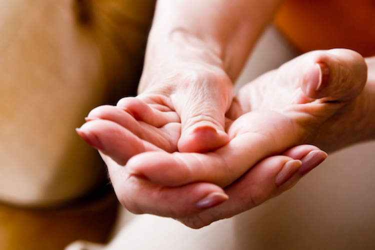 一个女人做徒手练习手关节炎。