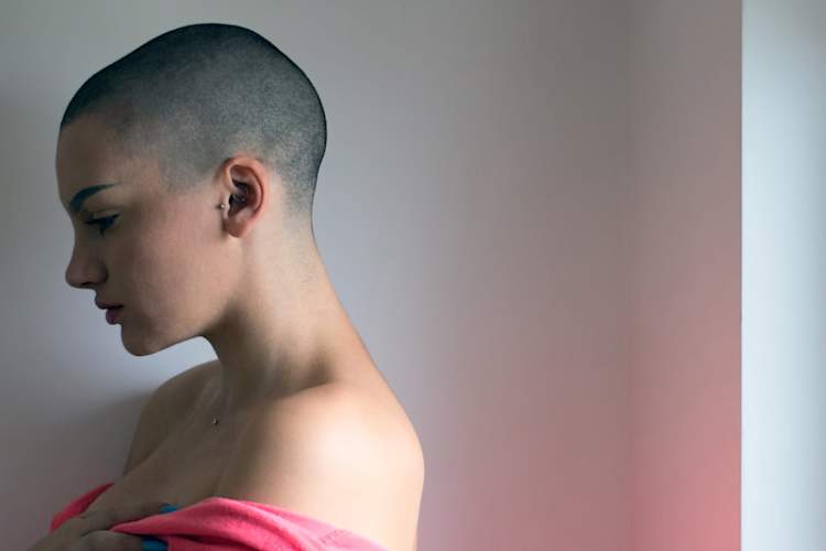 患病少女剃光头