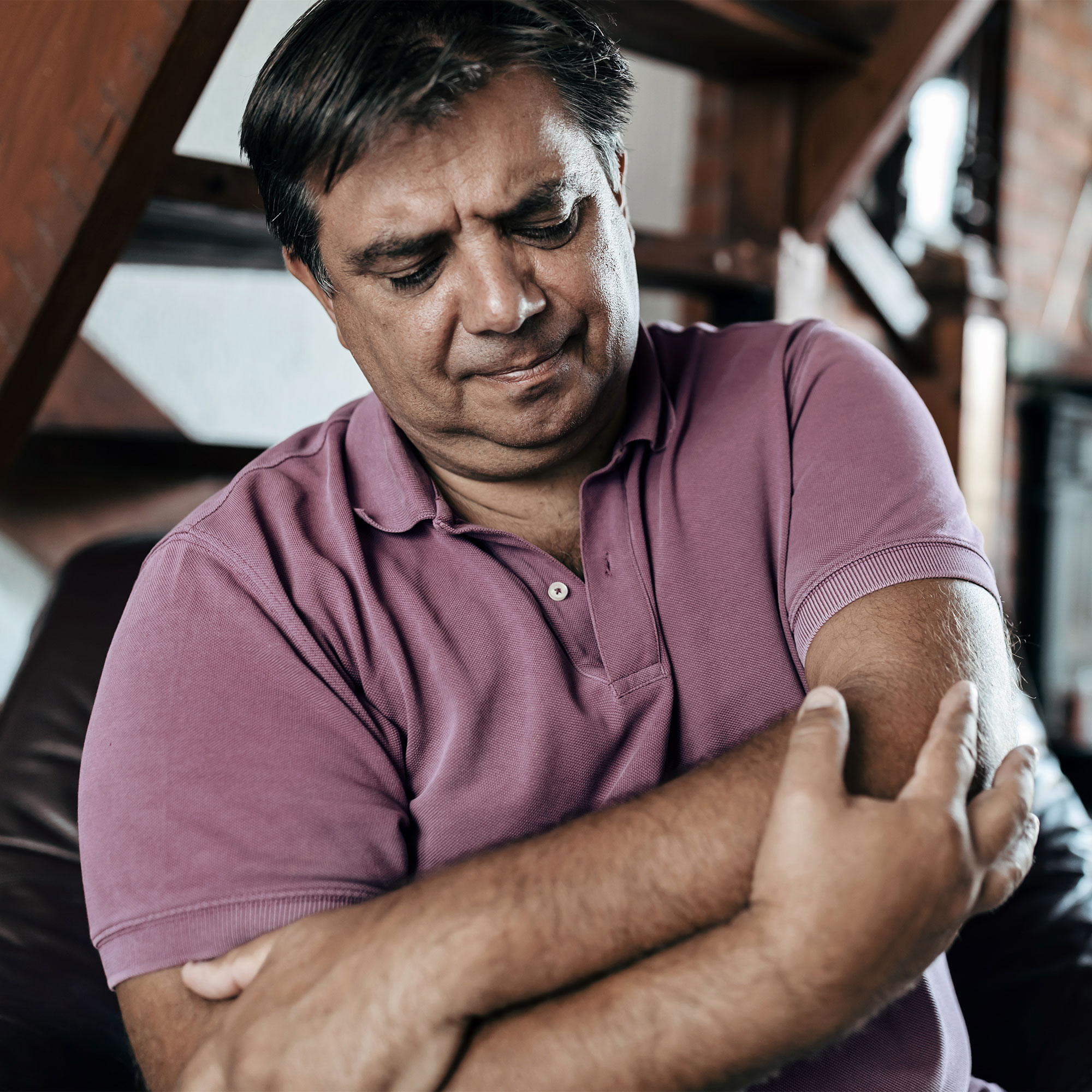 男人抱着他的胳膊肘