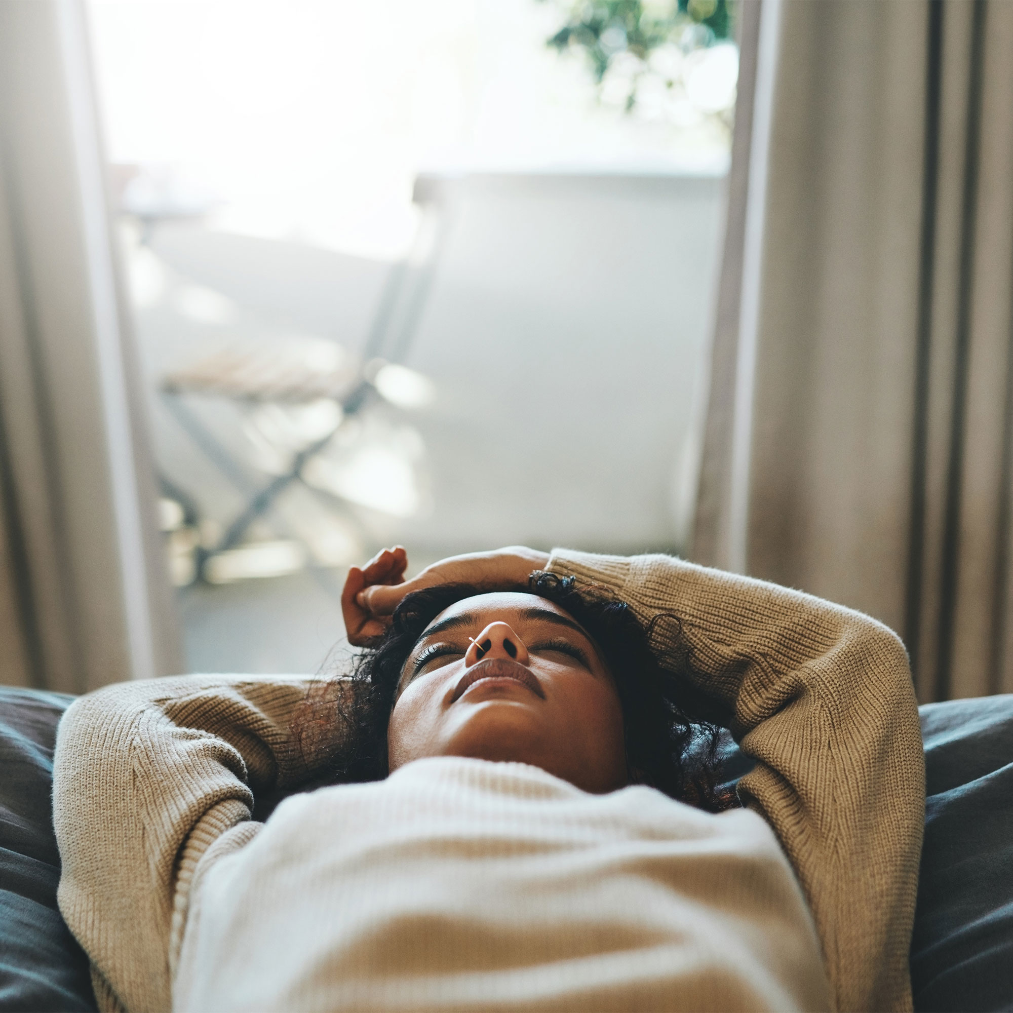 一个女人闭着眼睛躺在床上