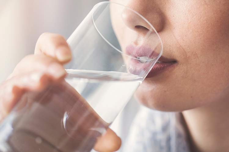 喝一杯水的女人。