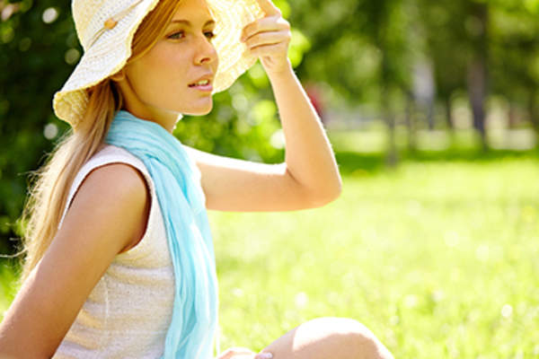 夏天在外面戴围巾的女人。