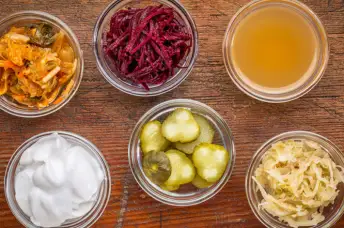 发酵的高益生菌食品排列在小罐子里。