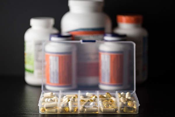 每日药盒中的补品装在瓶子前面