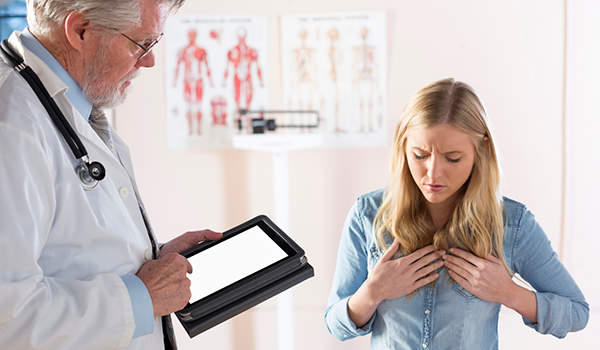 医生做笔记的年轻女子介绍胃酸倒流的症状。“>
            </picture>
           </header>
           <figcaption class=