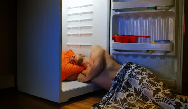 热睡觉，头在冰箱中。