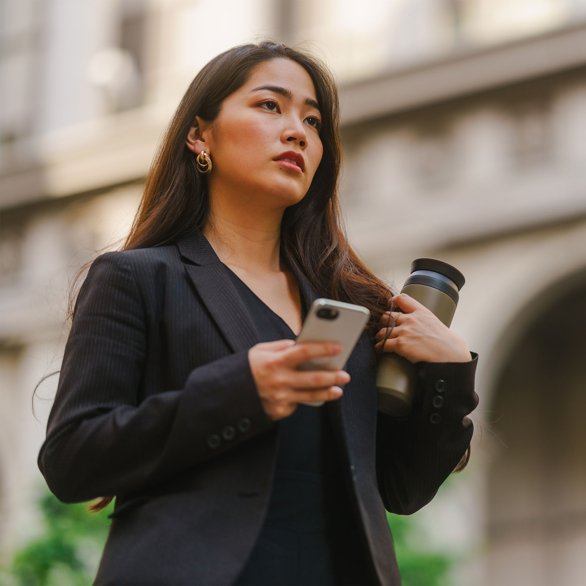 一个沉思的女人站在外面