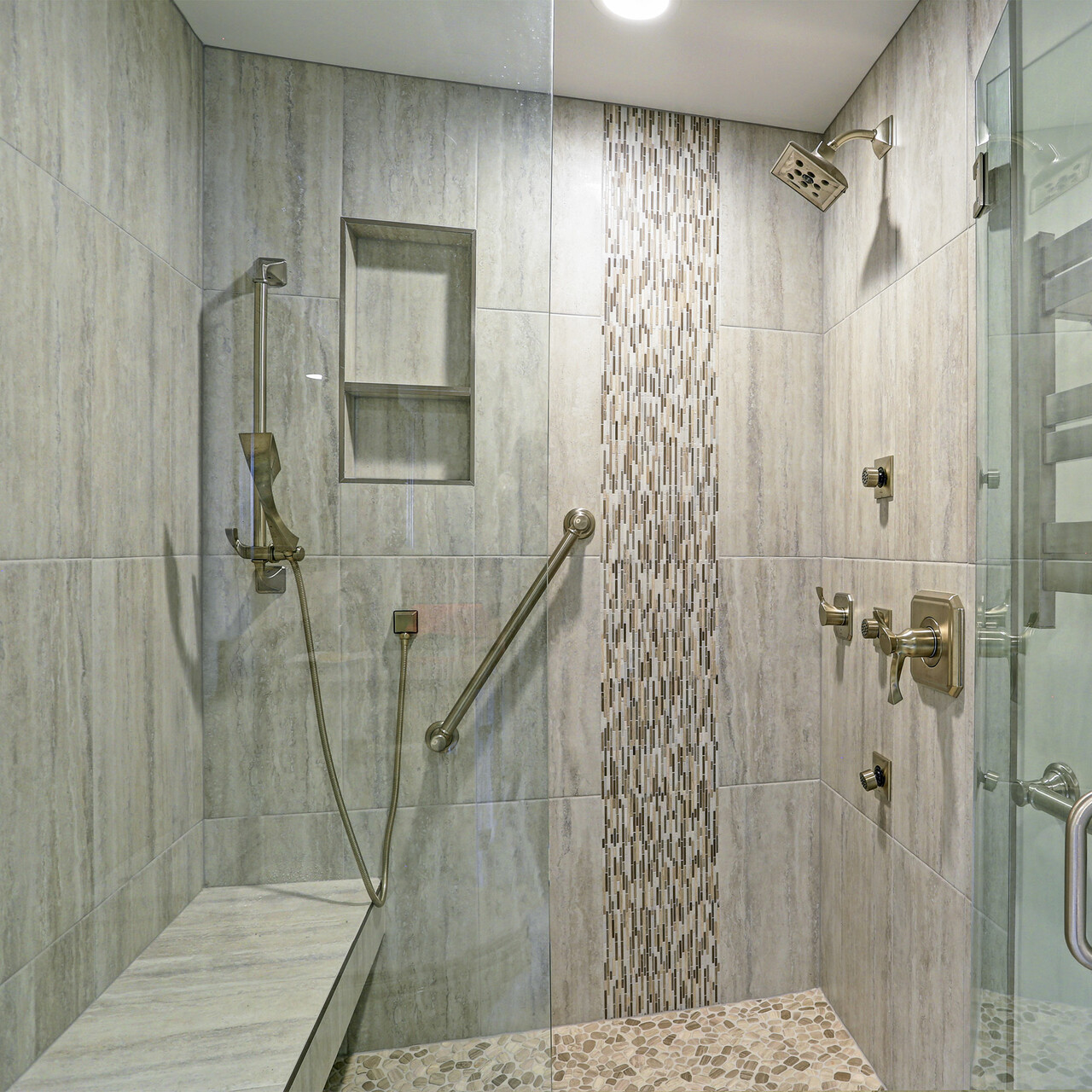 一个视图的淋浴室淋浴和酒吧