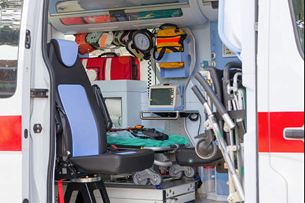 在救护车。