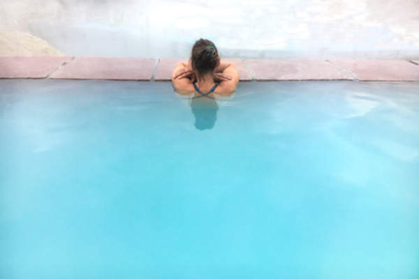 女人放宽在温泉。