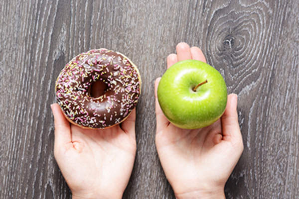 在甜甜圈和苹果之间选择。