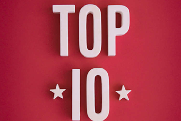 顶红底10个字母。