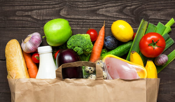 健康的食物溢出的购物袋了。