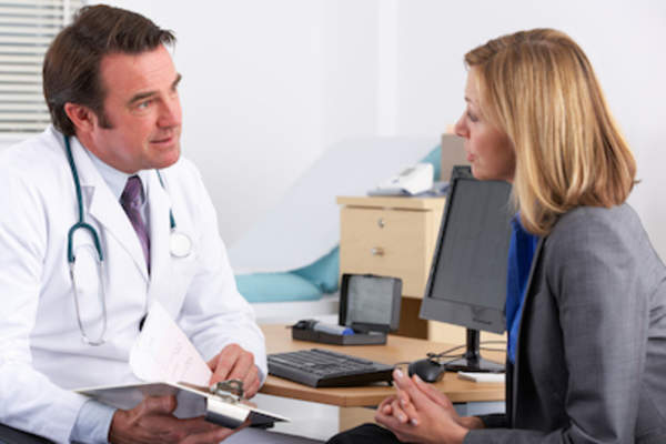 医生与病人交谈