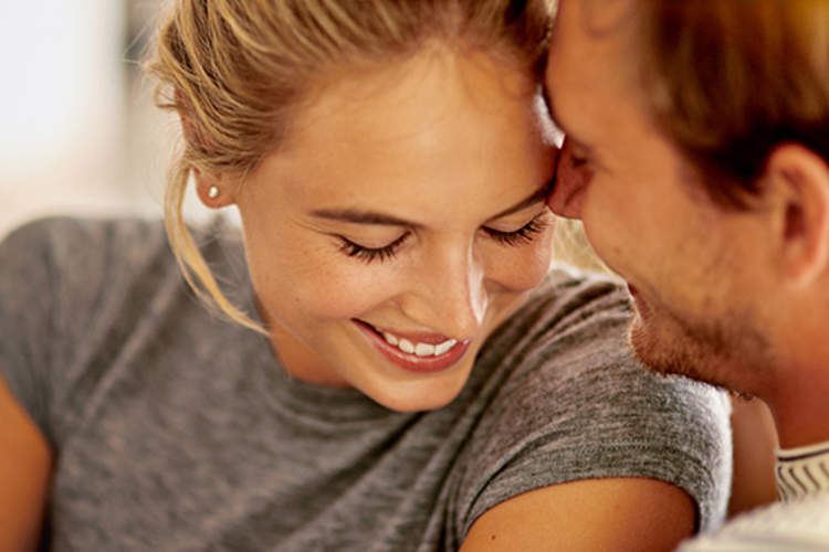 亲密的情侣图片