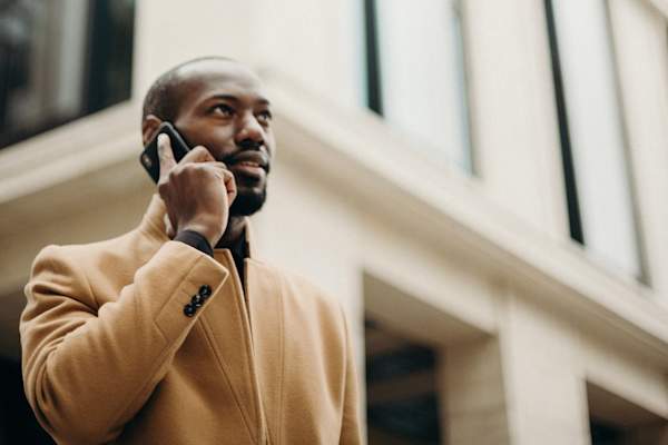 手机上的人交谈